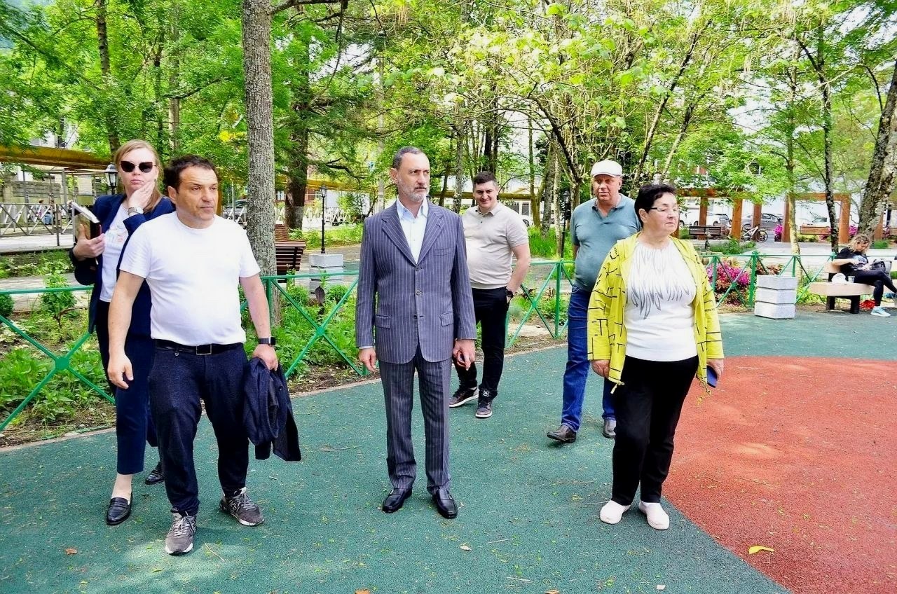 Депутат ЗСК Виктор Тепляков посетил сквер на Мацесте в Хостинском районе Сочи