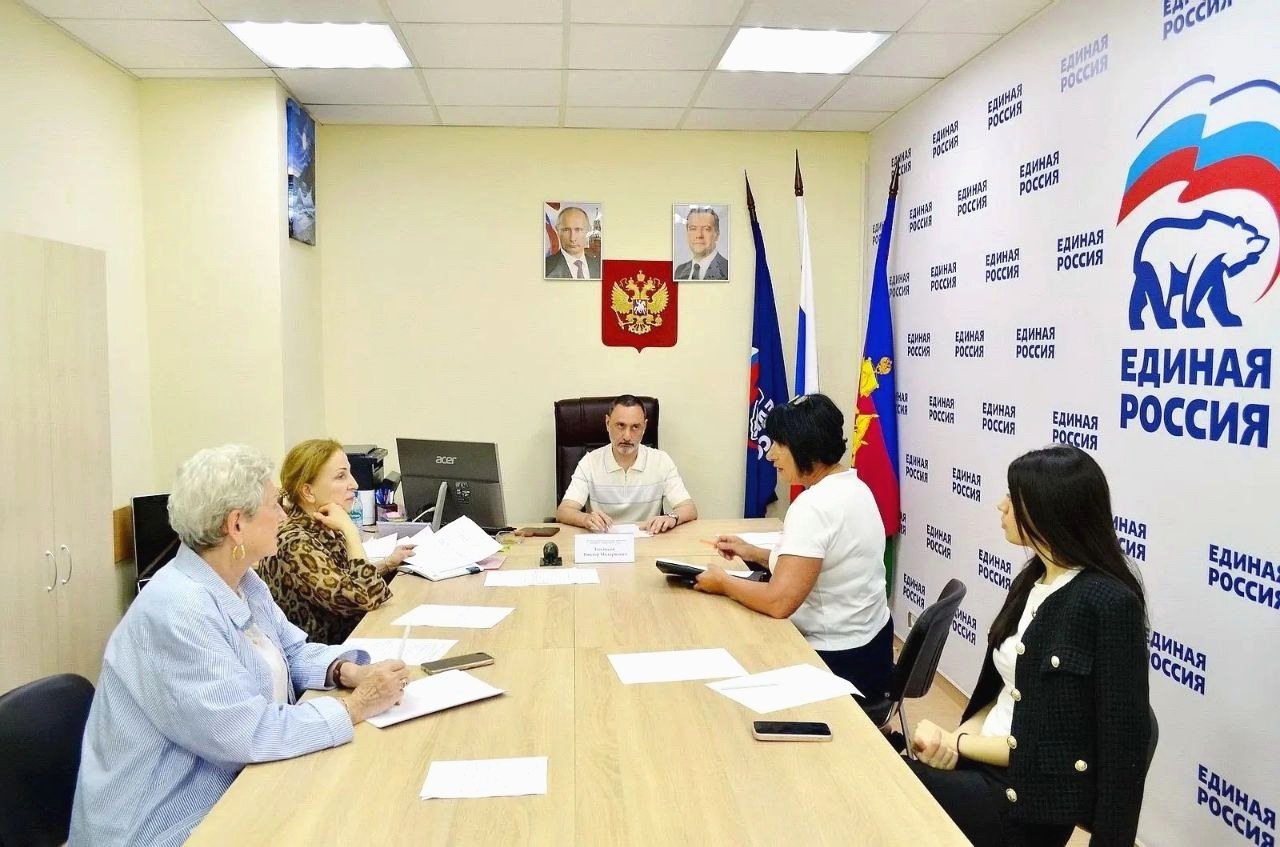 Депутат Законодательного Собрания Виктор Тепляков провёл приём граждан в Общественной приёмной