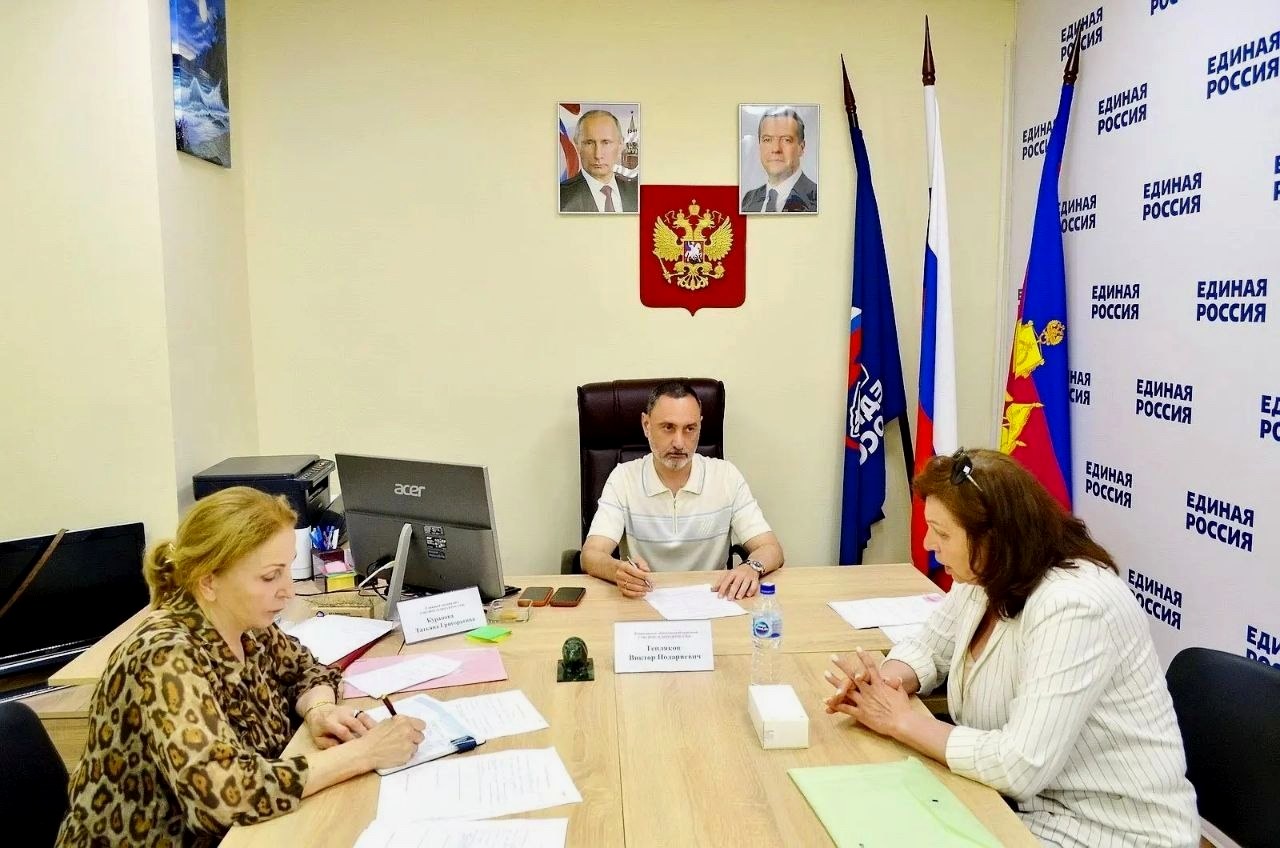 Депутат Законодательного Собрания Виктор Тепляков провёл приём граждан в Общественной приёмной