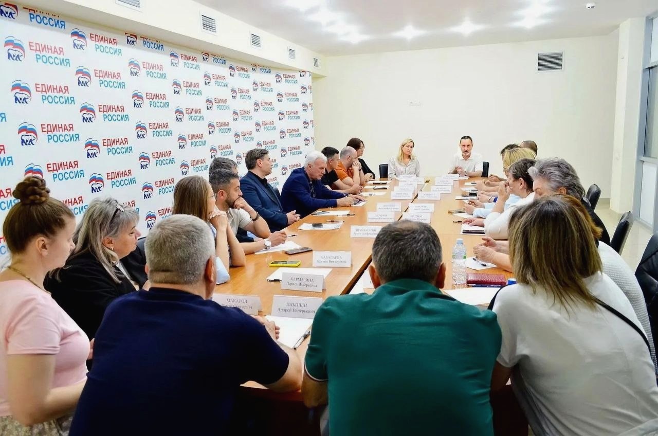 Депутат ЗСК Виктор Тепляков обсудил гуманитарную помощь в зоне СВО